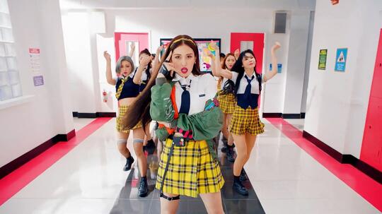 Berapa Kali Somi Ganti Baju di MV 'Birthday'? (Semuanya Gemas)