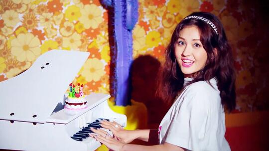 Berapa Kali Somi Ganti Baju di MV 'Birthday'? (Semuanya Gemas)