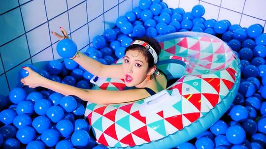 Berapa Kali Somi Ganti Baju di MV 'Birthday'? (Semuanya Gemas)