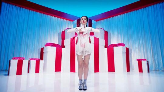 Berapa Kali Somi Ganti Baju di MV 'Birthday'? (Semuanya Gemas)