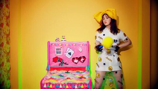 Berapa Kali Somi Ganti Baju di MV 'Birthday'? (Semuanya Gemas)