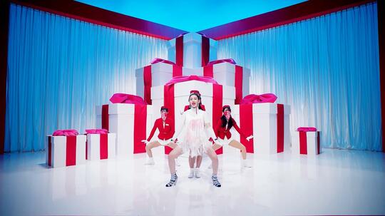 Berapa Kali Somi Ganti Baju di MV 'Birthday'? (Semuanya Gemas)