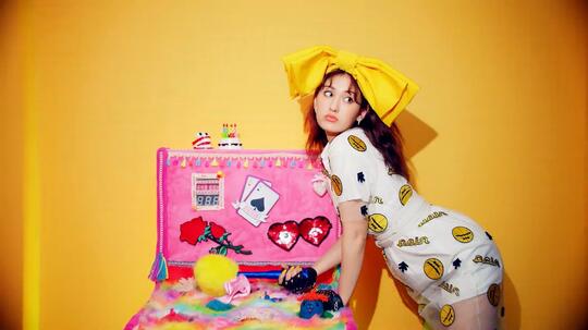 Berapa Kali Somi Ganti Baju di MV 'Birthday'? (Semuanya Gemas)