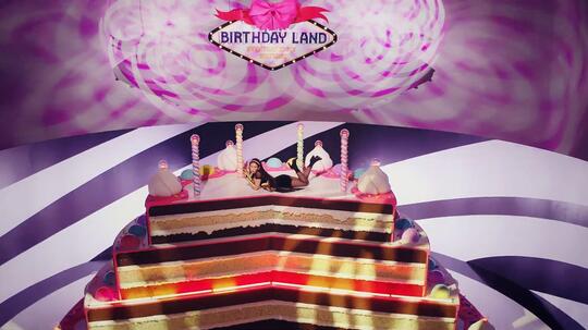 Berapa Kali Somi Ganti Baju di MV 'Birthday'? (Semuanya Gemas)
