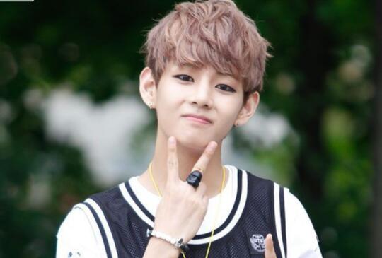 Gantengnya Kebangetan, Potret Taehyung BTS Ini Bikin Kamu Sadar Pangeran Itu Nyata!