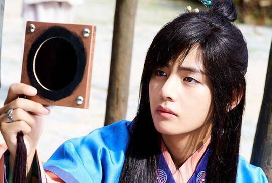 Gantengnya Kebangetan, Potret Taehyung BTS Ini Bikin Kamu Sadar Pangeran Itu Nyata!