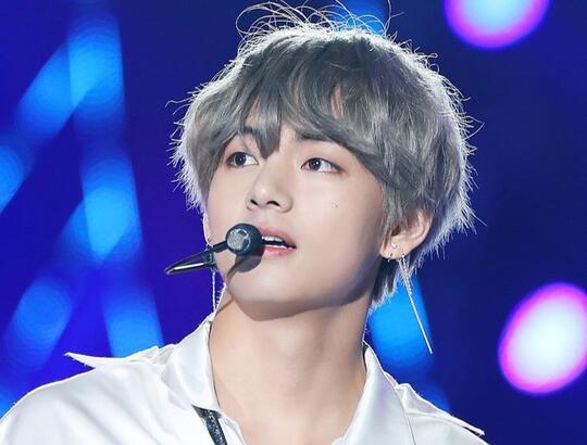 Gantengnya Kebangetan, Potret Taehyung BTS Ini Bikin Kamu Sadar Pangeran Itu Nyata!