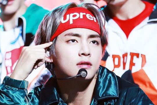 Gantengnya Kebangetan, Potret Taehyung BTS Ini Bikin Kamu Sadar Pangeran Itu Nyata!