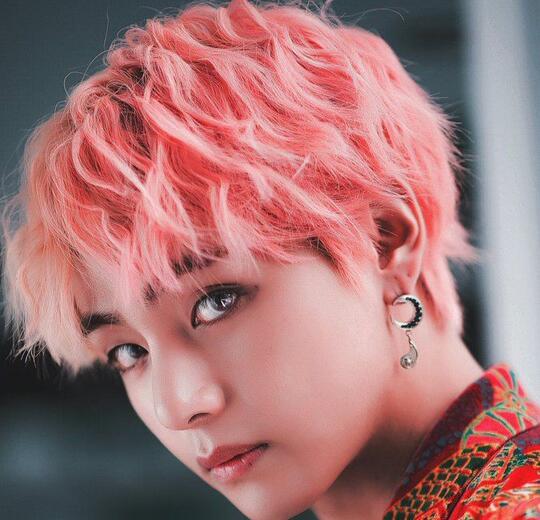 Gantengnya Kebangetan, Potret Taehyung BTS Ini Bikin Kamu Sadar Pangeran Itu Nyata!