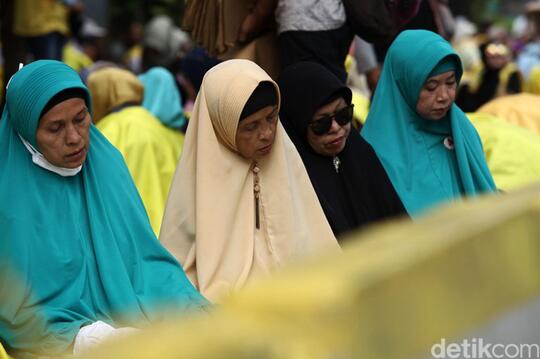 Massa Kawal Sidang Sengketa Pilpres, Salat Dzuhur di Jalur Busway