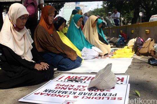 Massa Kawal Sidang Sengketa Pilpres, Salat Dzuhur di Jalur Busway