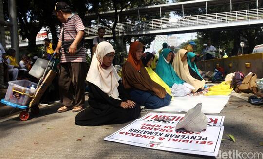Massa Kawal Sidang Sengketa Pilpres, Salat Dzuhur di Jalur Busway