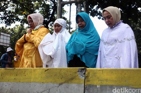 Massa Kawal Sidang Sengketa Pilpres, Salat Dzuhur di Jalur Busway