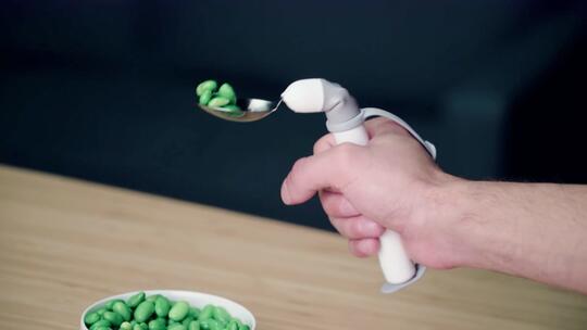 Liftware, Sendok Unik dengan Fitur "Stabilizer" yang Canggih