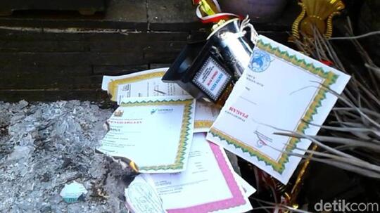Kecewa, Siswa SD Berprestasi di Pekalongan Bakar Piagam