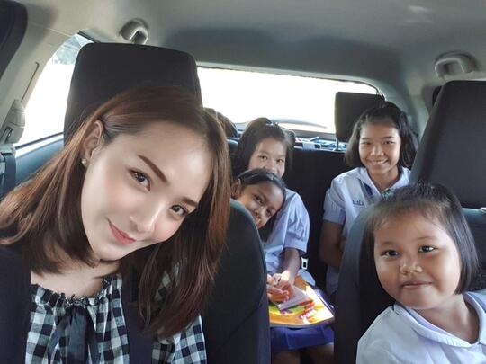 Guru TK "CANTIK" Ini Mendadak VIRAL Karena Gaya Unik Saat Sambut MURIDNYA!