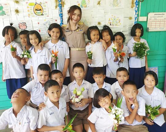 Guru TK "CANTIK" Ini Mendadak VIRAL Karena Gaya Unik Saat Sambut MURIDNYA!