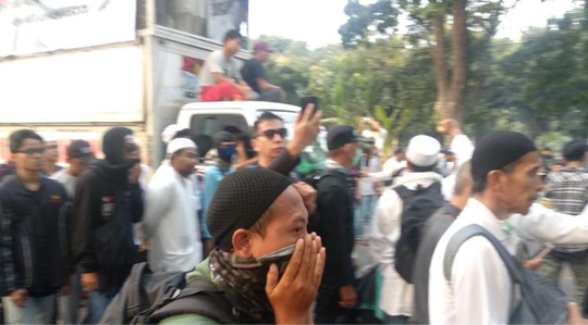 Isak Tangis Iringi Langkah Mundur Demonstran di Kawasan MK