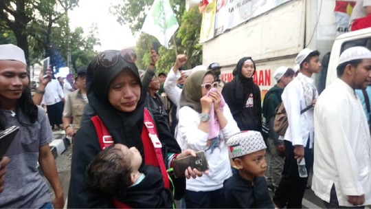 Isak Tangis Iringi Langkah Mundur Demonstran di Kawasan MK