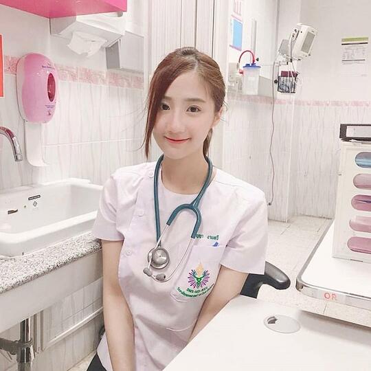 Dokter Muda Dan "CANTIK" Ini Kaget Temukan Seekor TOKEK Di Telinga Pasien!
