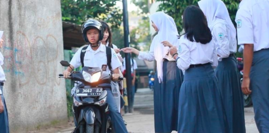 5 Tips Naik Motor Agar Aman, No 4 Cara Pintar dan Kekinian!