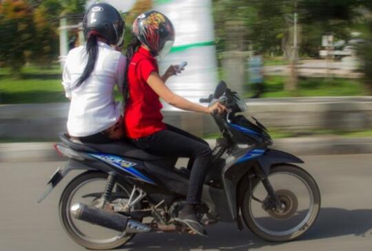 5 Tips Naik Motor Agar Aman, No 4 Cara Pintar dan Kekinian!