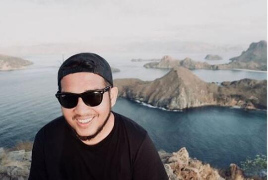 Jarang Disorot, 10 Potret Suami Dewi Sandra yang Mirip Teuku Wisnu
