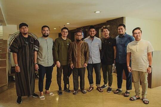 Jarang Disorot, 10 Potret Suami Dewi Sandra yang Mirip Teuku Wisnu