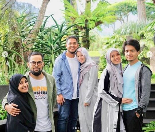 Jarang Disorot, 10 Potret Suami Dewi Sandra yang Mirip Teuku Wisnu