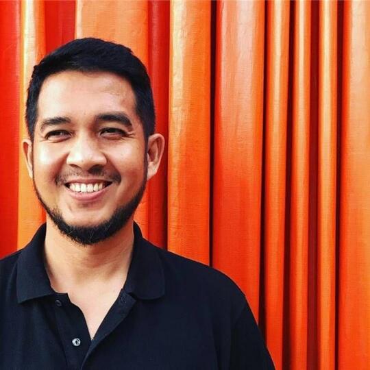 Jarang Disorot, 10 Potret Suami Dewi Sandra yang Mirip Teuku Wisnu