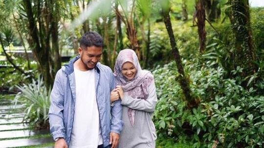 Jarang Disorot, 10 Potret Suami Dewi Sandra yang Mirip Teuku Wisnu