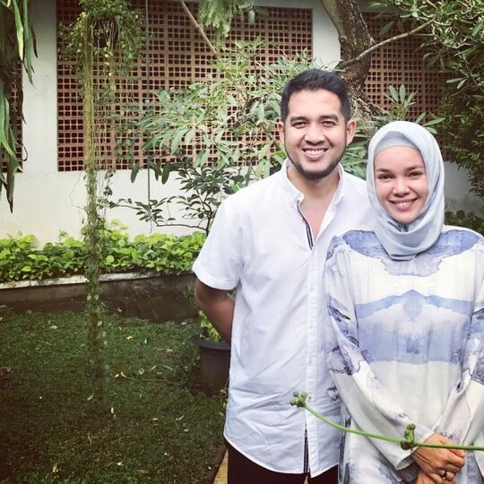 Jarang Disorot, 10 Potret Suami Dewi Sandra yang Mirip Teuku Wisnu