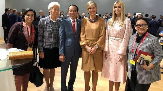Jokowi Foto Bareng Perempuan-perempuan Perkasa, Kaesang Bercanda Lapor Iriana