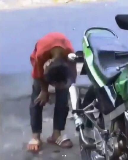 Viral Bocah Yang Menggunakan Asap Knalpot Motor Untuk Pengering Rambut