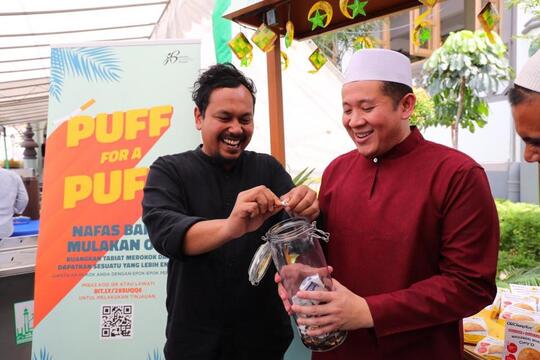 Perokok di Singapura Bisa Tukar Rokoknya Dengan Curry Puff Gratis Setiap Ke Mesjid