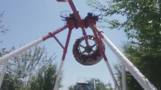 Ngeri Gan! Video Viral Wahana Extreme Swing Pendulum Ini "PATAH" Jadi Dua!