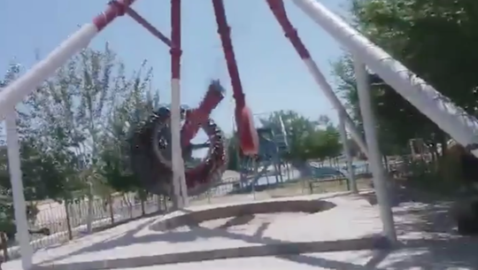 Ngeri Gan! Video Viral Wahana Extreme Swing Pendulum Ini "PATAH" Jadi Dua!