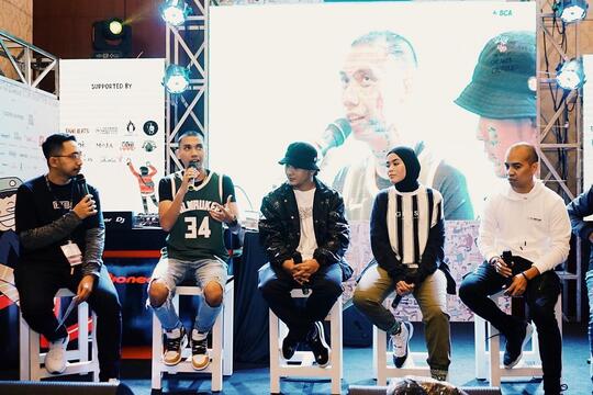 Mau Tampil Hypebeast Ala Hijaber? Ikutin Gaya 5 Cewek Keren Ini Aja Sist!