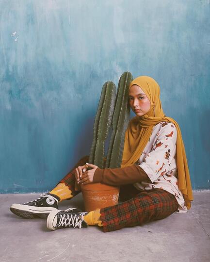 Mau Tampil Hypebeast Ala Hijaber? Ikutin Gaya 5 Cewek Keren Ini Aja Sist!