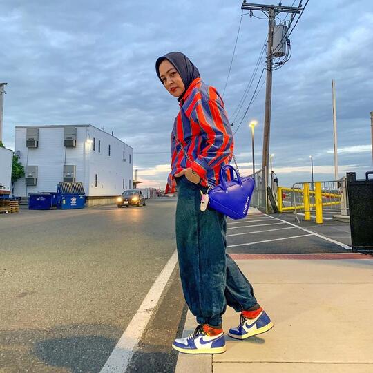 Mau Tampil Hypebeast Ala Hijaber? Ikutin Gaya 5 Cewek Keren Ini Aja Sist!