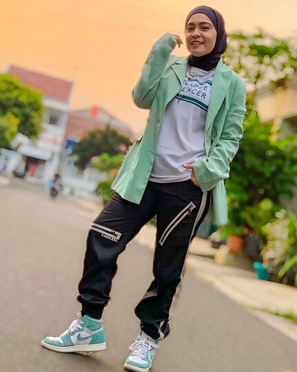 Mau Tampil Hypebeast Ala Hijaber? Ikutin Gaya 5 Cewek Keren Ini Aja Sist!