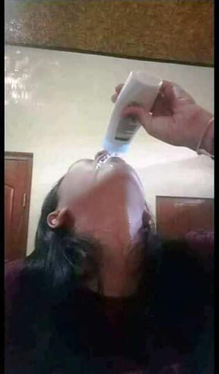 Mirisnya Bucin Yang Sedang Patah Hati! Meminum Shampo Botol Sampai Tetes Terakhir
