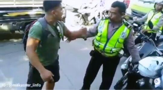 Tidak Terima Ditergur & Merasa Jagoan! Pria Ini Malah Tonjok Polisi (Endingnya?)