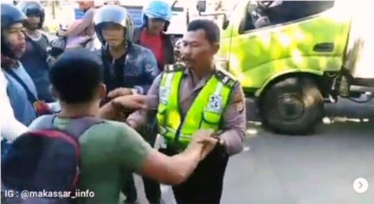 Tidak Terima Ditergur & Merasa Jagoan! Pria Ini Malah Tonjok Polisi (Endingnya?)