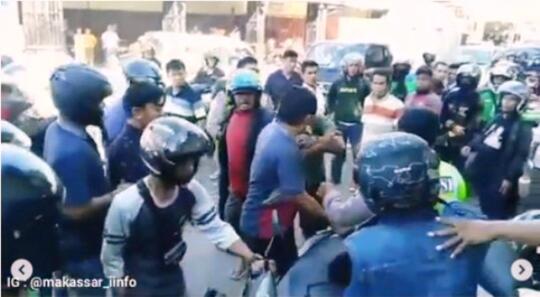 Tidak Terima Ditergur & Merasa Jagoan! Pria Ini Malah Tonjok Polisi (Endingnya?)