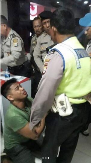 Tidak Terima Ditergur & Merasa Jagoan! Pria Ini Malah Tonjok Polisi (Endingnya?)