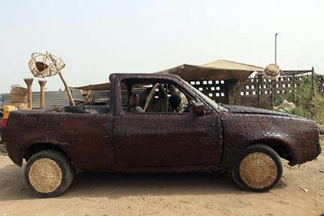 Kreatif Level Dewa, Orang Ini Membuat Mobil Total Bersarungkan Anyaman Rotan