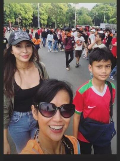 Si Cantik Manohara Tertangkap Kamera Di Stadion, Seketika Penonton Gagal Fokus