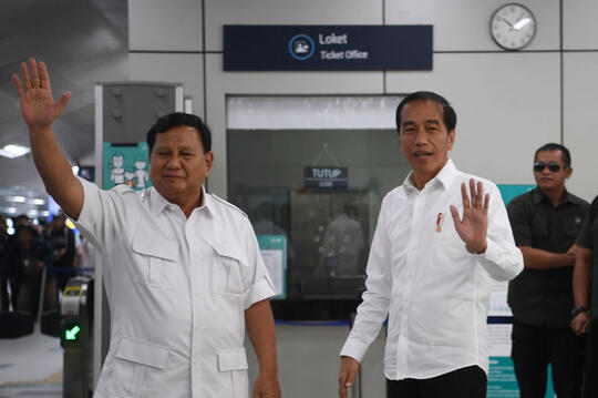 Jokowi-Prabowo bertemu, cebong-kampret bersatu