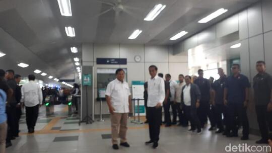 Prabowo-Jokowi Bertemu di Stasiun MRT Lebak Bulus, Warga: We Love You!